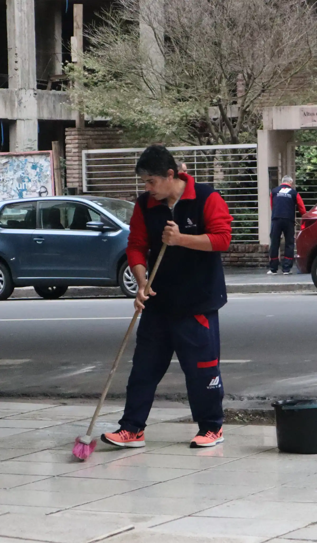 Encargado de edificio en Córdoba, Argentina, coordinando tareas de limpieza y mantenimiento para garantizar la higiene y funcionalidad de las instalaciones